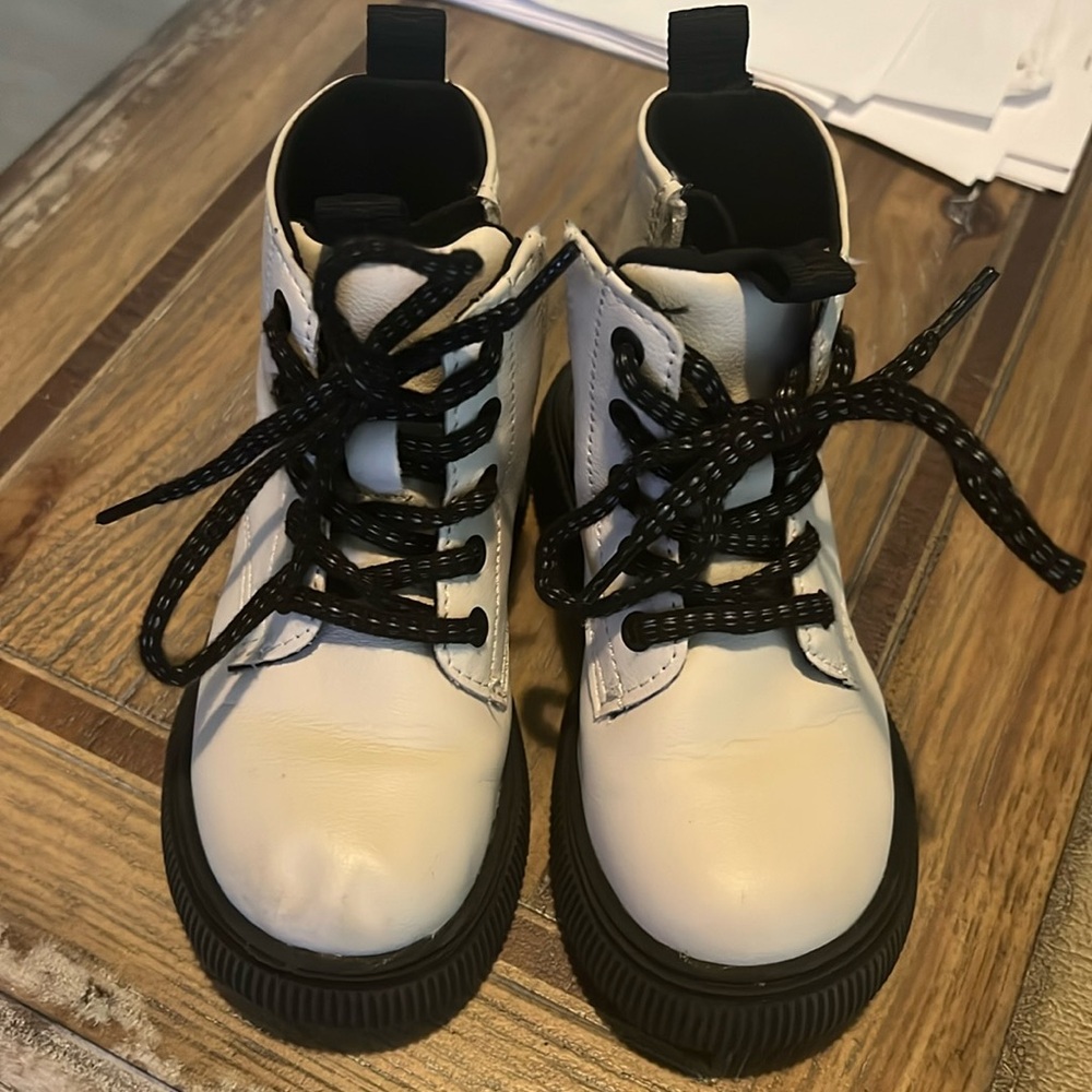 Zara kids Boots White/ Black Size 8 (24)